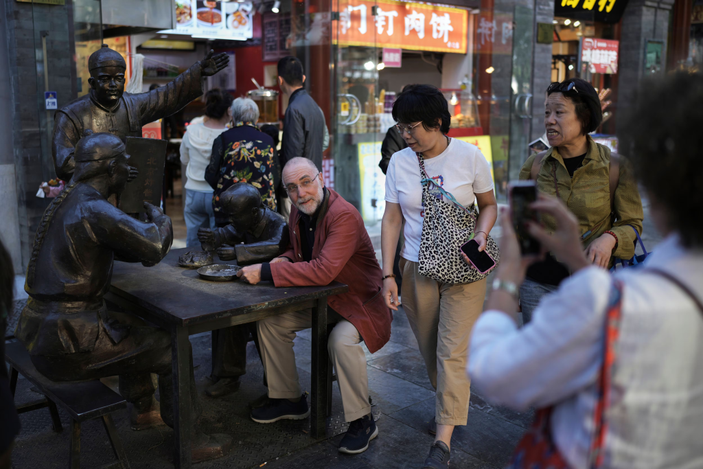 China Lowers Tax Refund Threshold for Foreign Tourists