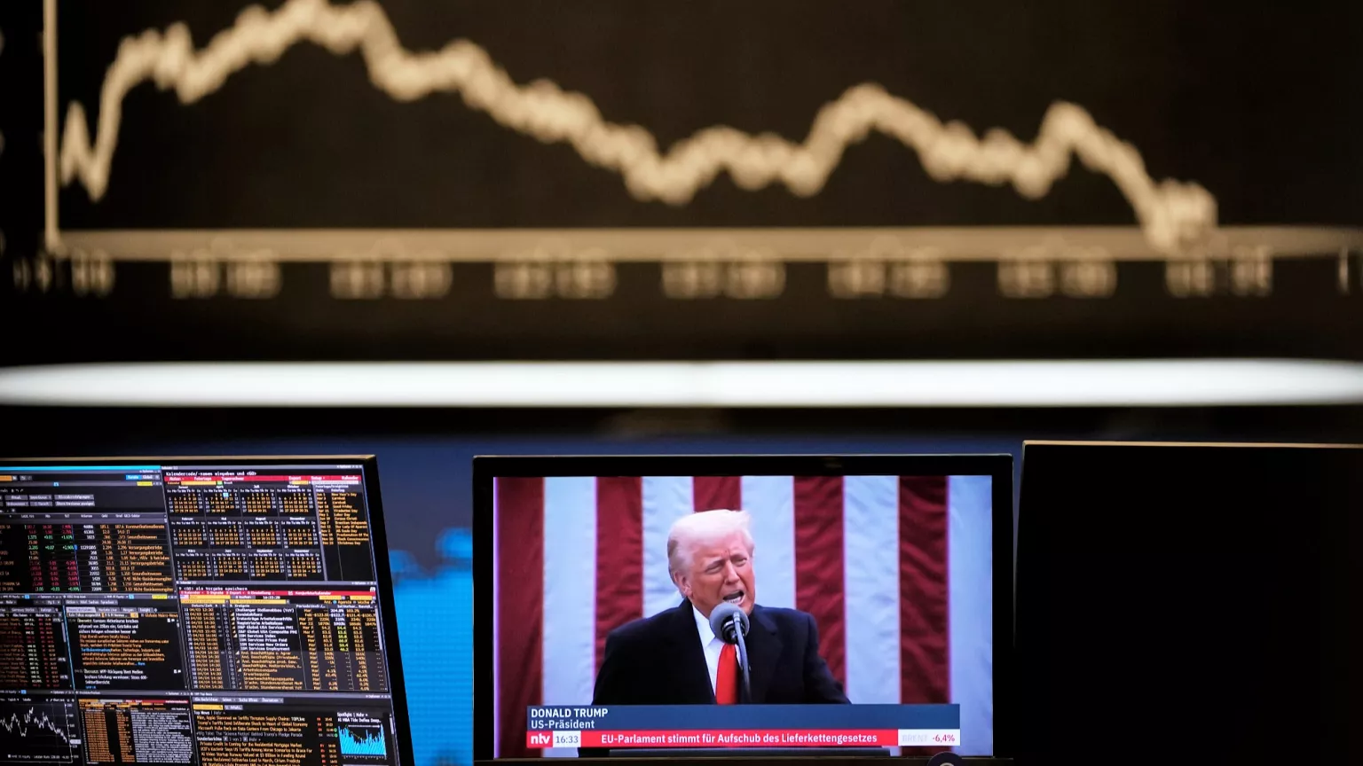 Wall Street Rallies as Trump Delays EU Tariff Hike