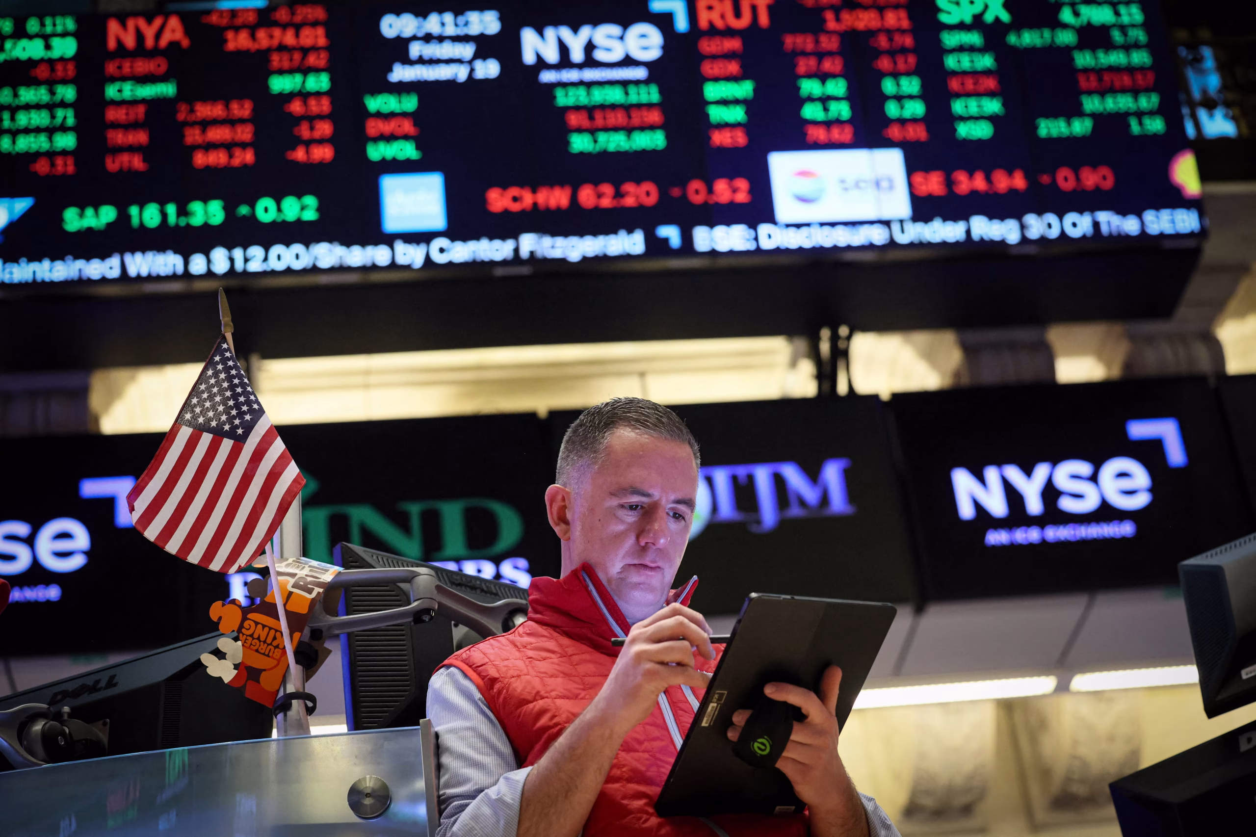Reuters Poll: S&P 500 Expected to End 2025 Nearly Flat Compared to 2024