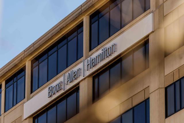 Booz Allen Shares Plunge Due to Weak Financial Outlook and Layoff Announcement; Over 2,500 Employees to Be Cut in Q1 2026