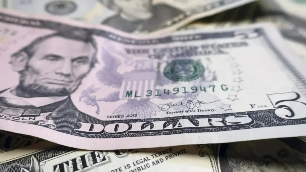 Dollar Hits One-Month Low Following G7 Meeting Amid Renewed Focus on FX Policies