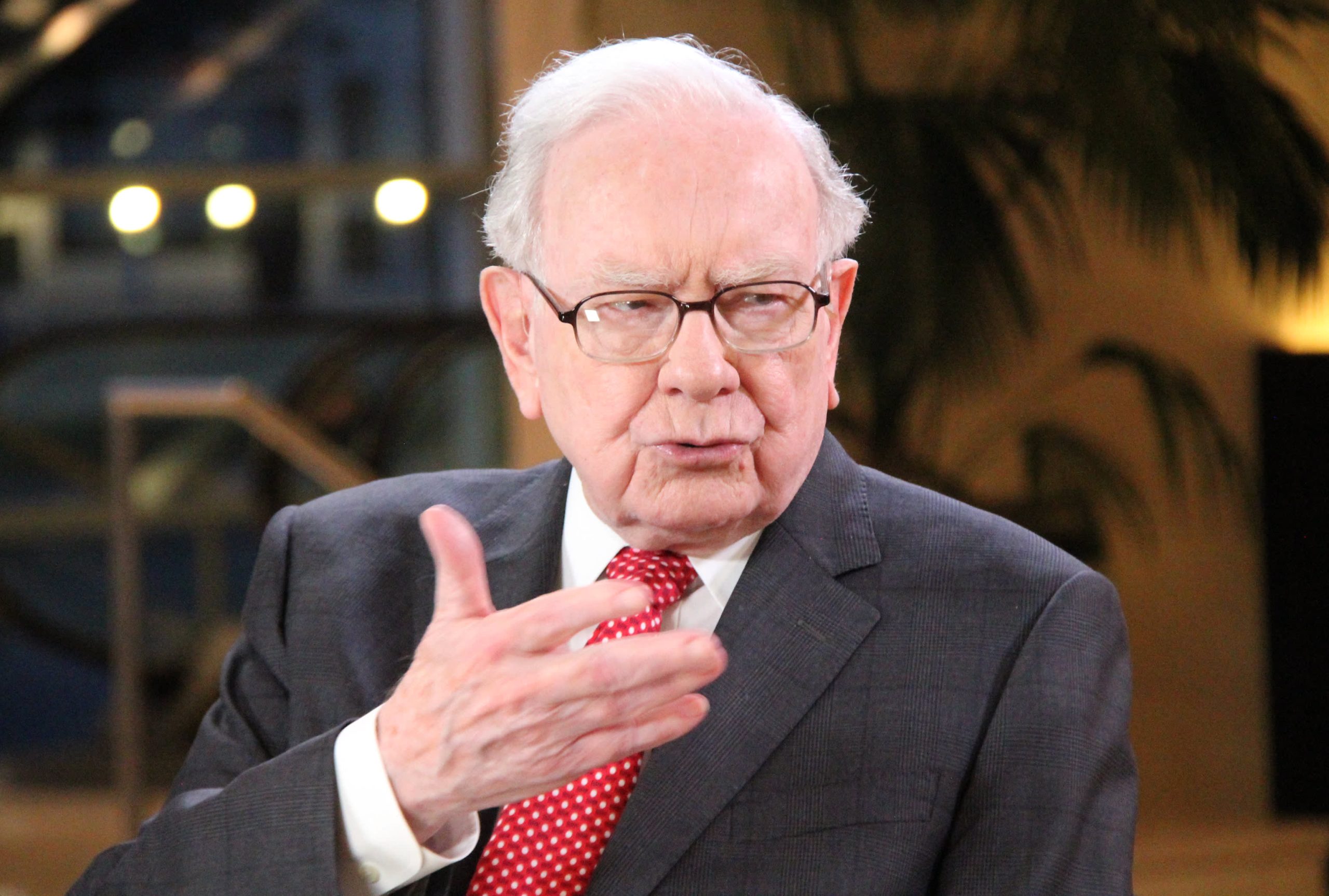 Warren Buffett’s Inflation Warning: Why Strong Businesses Win in the “Upside-Down” Economy | iXbroker Analysis