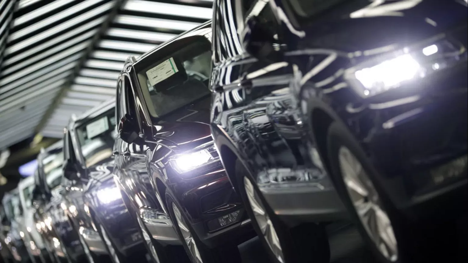 Volvo CEO Calls on EU to Slash Auto Tariffs, Urges New Tactics Amid Trump’s Trade Threat