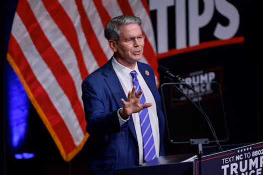 اسکات بسنت، وزیر خزانه‌داری آمریکا، در حال صحبت درباره سیاست‌های فدرال رزرو و چالش‌های تعرفه‌ها در مصاحبه با CNBC.